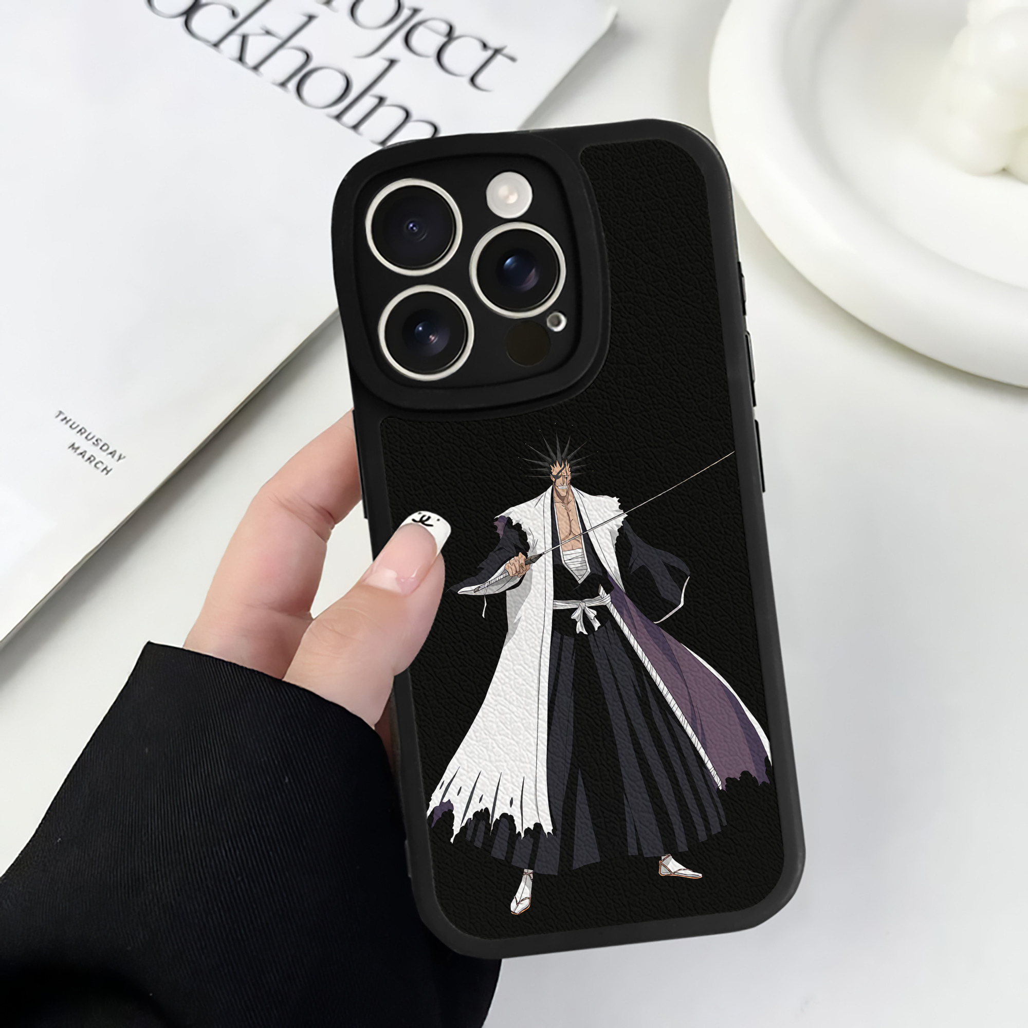 （画像用） ブリーチ ざらき けんぱち BLEACH Zaraki Kenpachi 【iPhone 16シリーズ対応】シリコンスマホケース（レザー調） 材質：シリコン